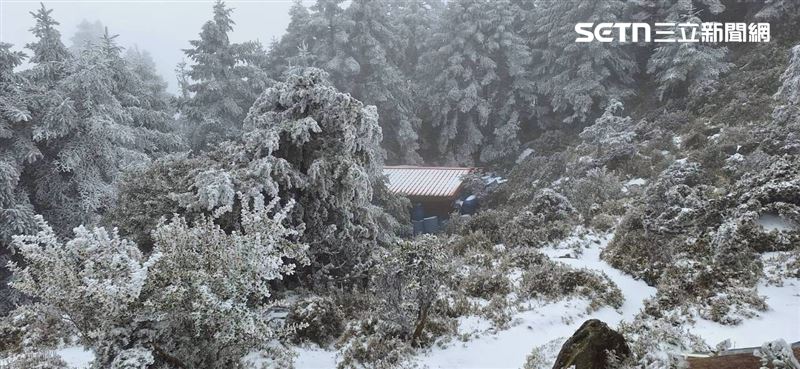 強烈大陸冷氣團持續發威，嘉明湖步道、嘉明湖山屋也迎來皚皚白雪。（圖／嘉明湖熊企業社出沒提供）
