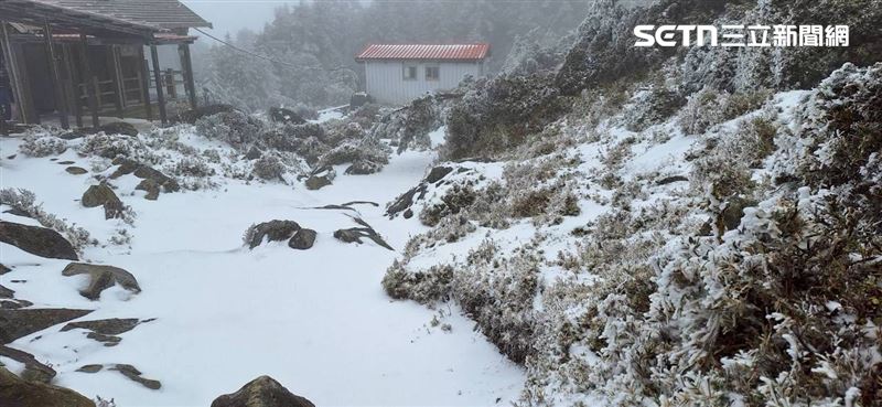 強烈大陸冷氣團持續發威，嘉明湖步道、嘉明湖山屋也迎來皚皚白雪。（圖／嘉明湖熊企業社出沒提供）