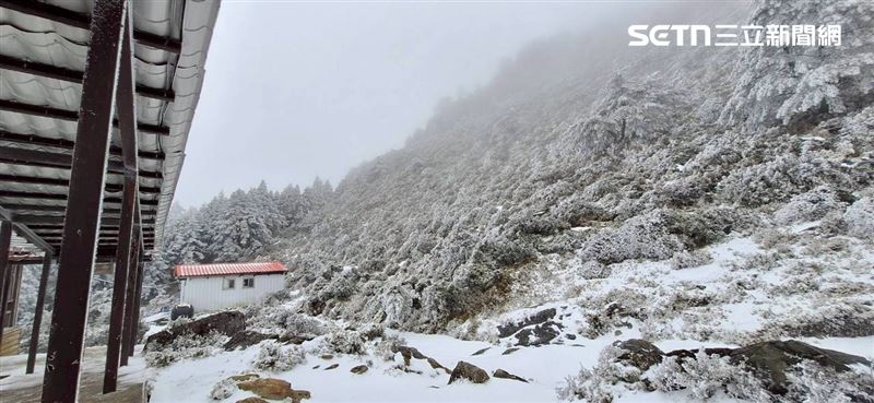 強烈大陸冷氣團持續發威，嘉明湖步道、嘉明湖山屋也迎來皚皚白雪。（圖／嘉明湖熊企業社出沒提供）