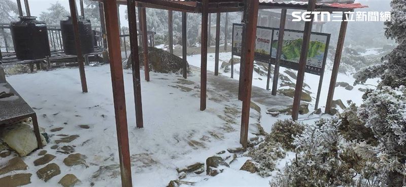 強烈大陸冷氣團持續發威，嘉明湖步道、嘉明湖山屋也迎來皚皚白雪。（圖／嘉明湖熊企業社出沒提供）