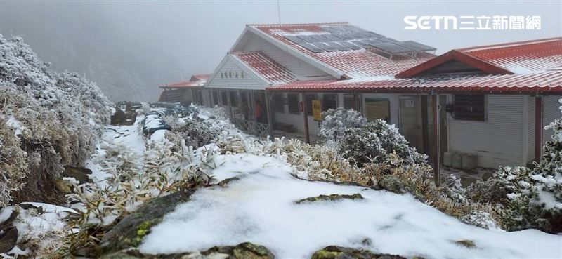 強烈大陸冷氣團持續發威，嘉明湖步道、嘉明湖山屋也迎來皚皚白雪。（圖／嘉明湖熊企業社出沒提供）