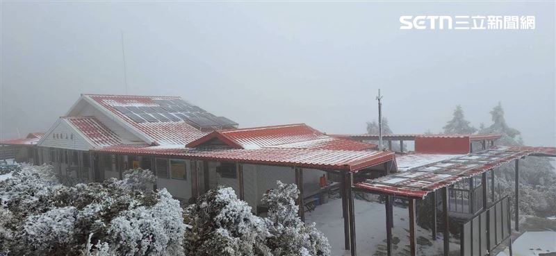 強烈大陸冷氣團持續發威，嘉明湖步道、嘉明湖山屋也迎來皚皚白雪。（圖／嘉明湖熊企業社出沒提供）