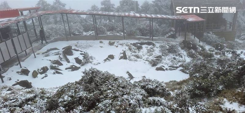 強烈大陸冷氣團持續發威，嘉明湖步道、嘉明湖山屋也迎來皚皚白雪。（圖／嘉明湖熊企業社出沒提供）