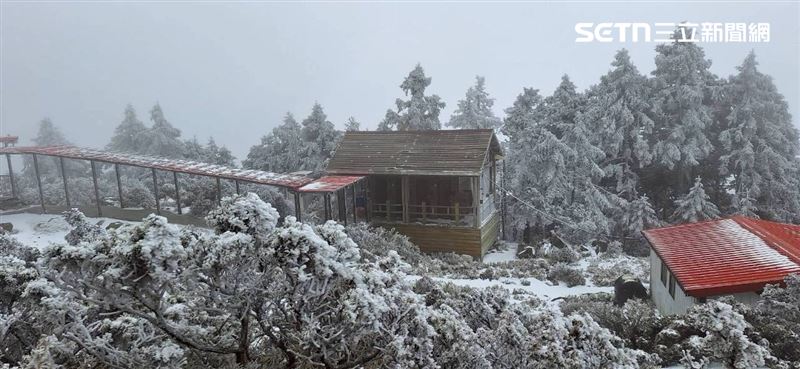 強烈大陸冷氣團持續發威，嘉明湖步道、嘉明湖山屋也迎來皚皚白雪。（圖／嘉明湖熊企業社出沒提供）