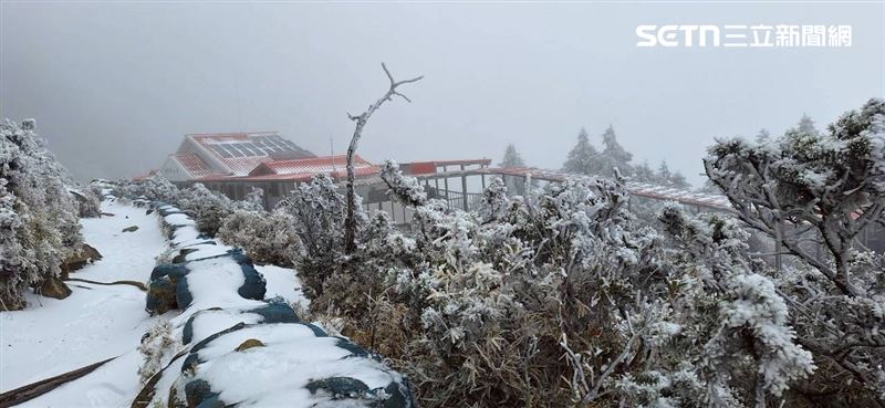 強烈大陸冷氣團持續發威，嘉明湖步道、嘉明湖山屋也迎來皚皚白雪。（圖／嘉明湖熊企業社出沒提供）