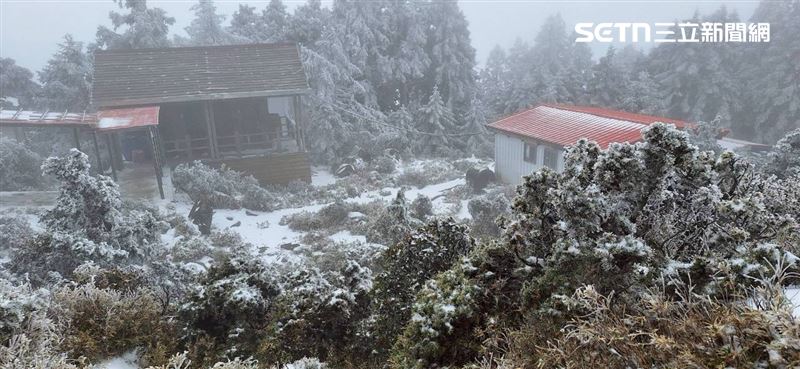 強烈大陸冷氣團持續發威，嘉明湖步道、嘉明湖山屋也迎來皚皚白雪。（圖／嘉明湖熊企業社出沒提供）