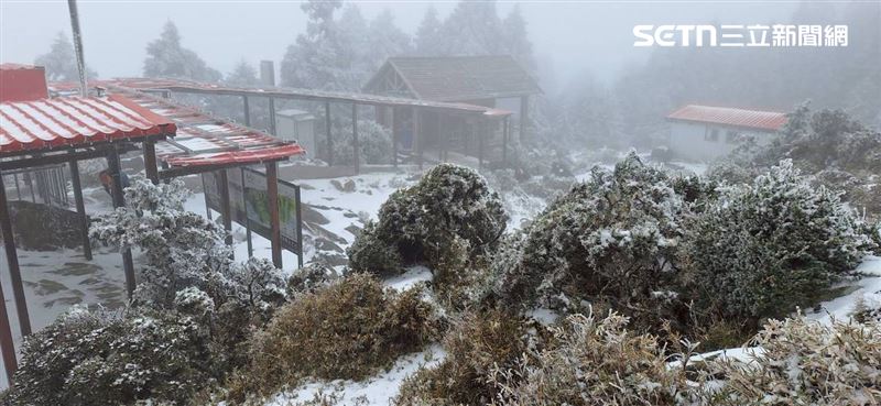 強烈大陸冷氣團持續發威，嘉明湖步道、嘉明湖山屋也迎來皚皚白雪。（圖／嘉明湖熊企業社出沒提供）