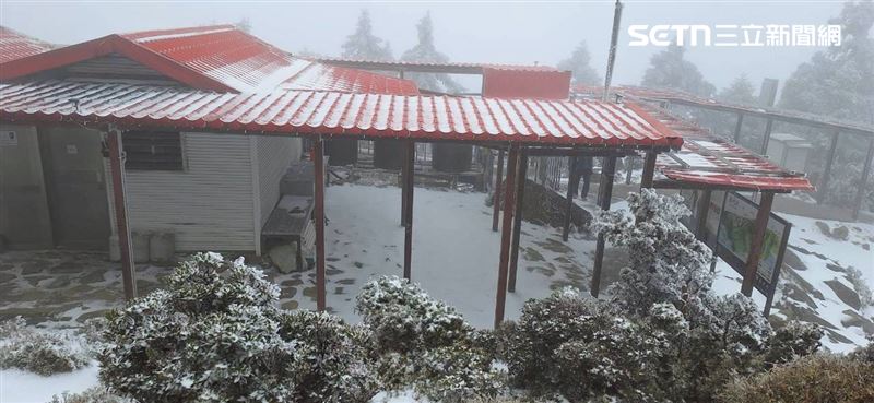 強烈大陸冷氣團持續發威，嘉明湖步道、嘉明湖山屋也迎來皚皚白雪。（圖／嘉明湖熊企業社出沒提供）