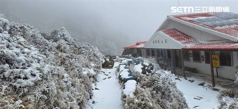 強烈大陸冷氣團持續發威，嘉明湖步道、嘉明湖山屋也迎來皚皚白雪。（圖／嘉明湖熊企業社出沒提供）