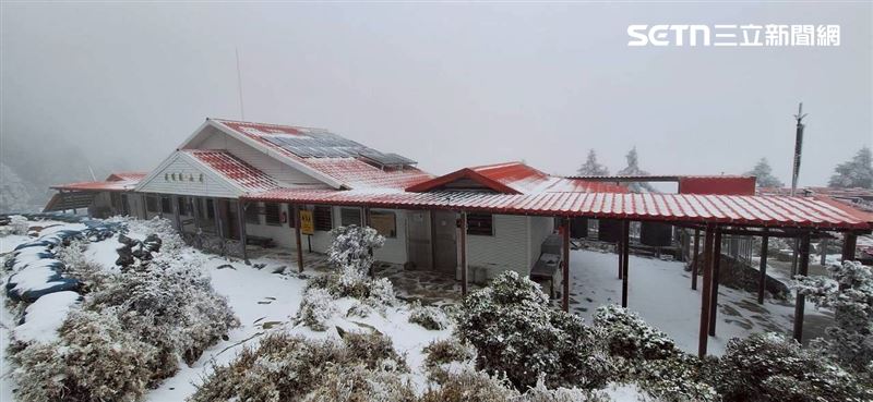 強烈大陸冷氣團持續發威，嘉明湖步道、嘉明湖山屋也迎來皚皚白雪。（圖／嘉明湖熊企業社出沒提供）