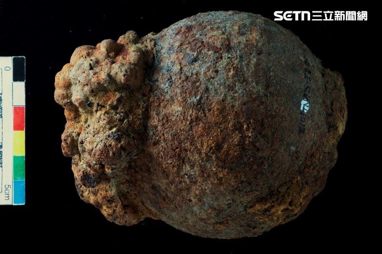 除鏽整理後的砲彈。（圖／翻攝畫面）