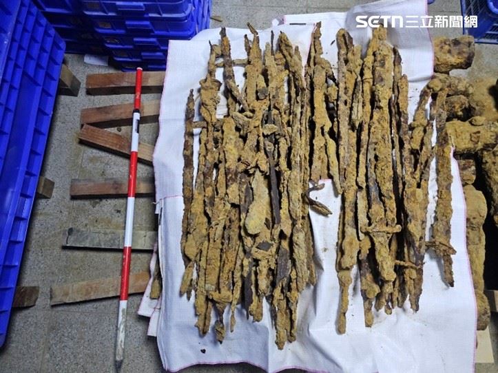 數量眾多，宛如一座小型的軍械庫。經爬梳歷史，埋藏者疑似為歷史人物沈葆楨。（圖／翻攝畫面）