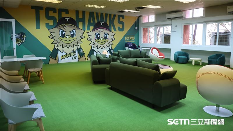 台鋼集團訓練基地「皇鷹學院」，球員交誼廳。（圖／記者劉彥池攝影）