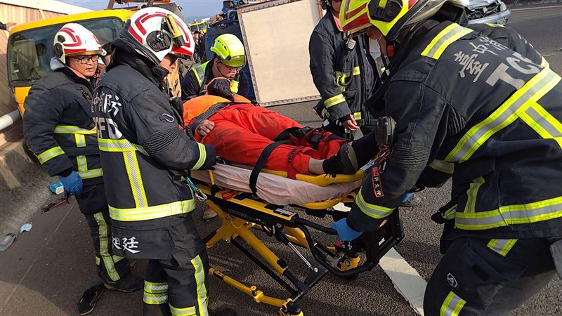 新/國4追撞!工程人員「頭破倒地」送醫