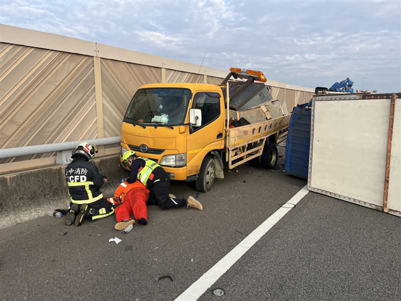 工程車駕駛37歲男子疑似遭追撞事故波及，頭部重傷送醫搶救中。（圖／翻攝畫面）