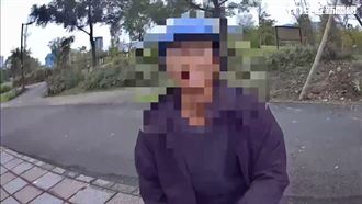 北市王姓工人遭警盤查，秒將喪屍煙彈丟棄，卻卡在水溝蓋上。（圖／翻攝畫面）