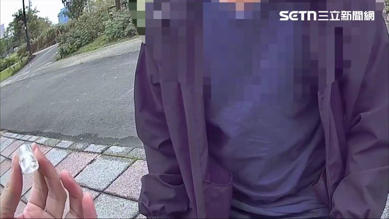 北市王姓工人遭警盤查，秒將喪屍煙彈丟棄，卻卡在水溝蓋上。（圖／翻攝畫面）