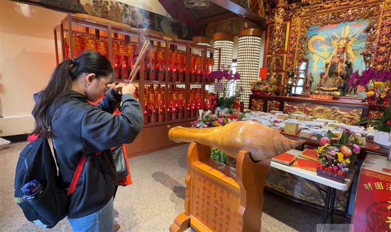 台中樂成宮澄清，廟方不會有志工或老師幫信徒舉行「巴頭」儀式。(圖／翻攝畫面)