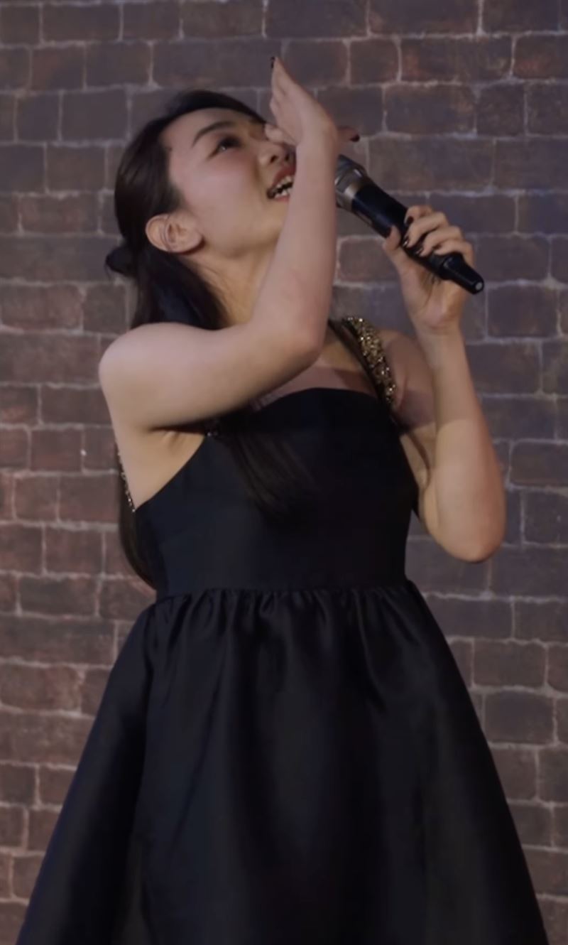 喜劇演員林妍霏，脫口秀橋段以李多慧和李珠珢入題，遭網友罵翻。（圖／翻攝自薩泰爾娛樂IG）