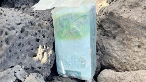 在濟州島多處海岸發現偽裝成茶葉包裝的毒品。（圖／翻攝自제주지방해양경찰청）