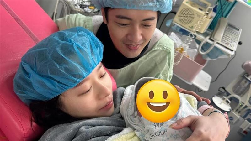 台八男星兒子平安出生　一家三口合照曝光