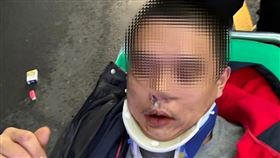 新北市淡水區淡江大學校門口6日下午，一名32歲黃姓男子騎機車行經校門口時突然自摔倒地。（淡水警分局提供）