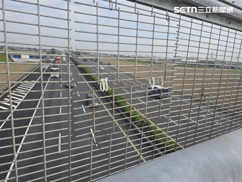 警方僅用束帶固定破洞位置。(圖/翻攝畫面)