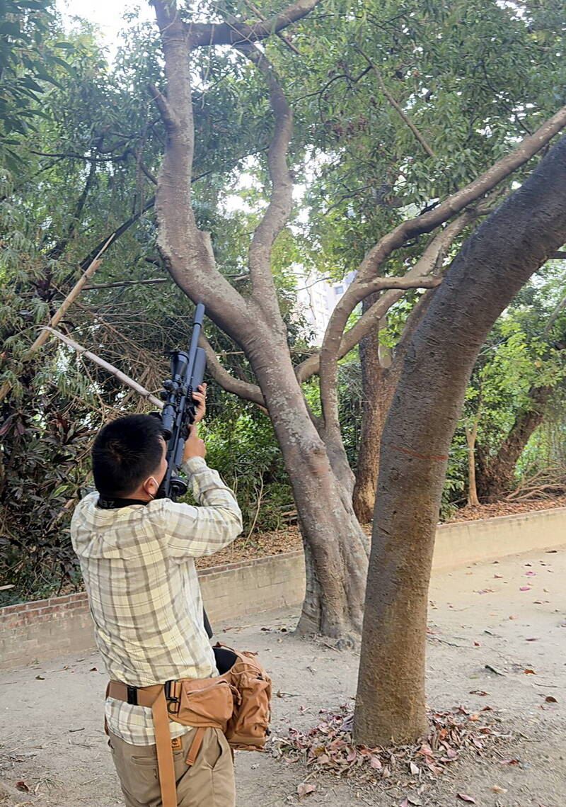 南市農業森保科接獲民眾通報派神射手出馬，終於捕獲祥合公園蜥王。（圖／南市農業局提供）
