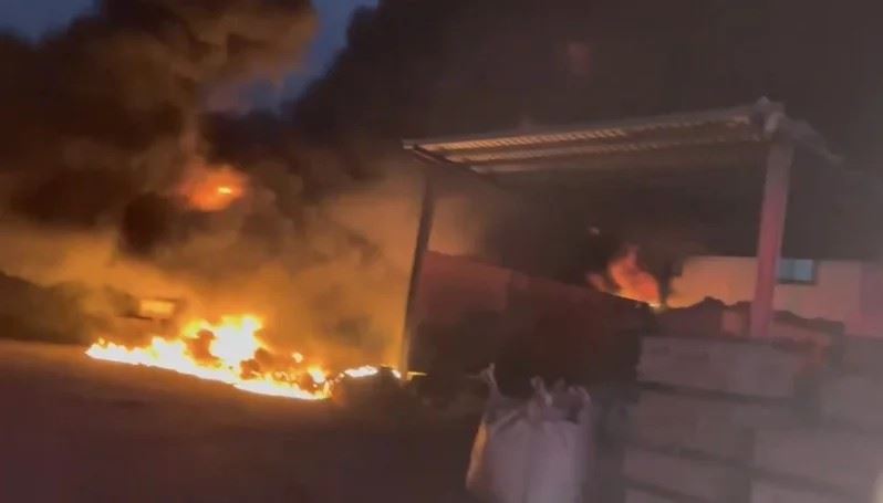 嘉義市保義路1間保麗龍工廠，9日傍晚近6時突然起火燃燒，冒出大量濃煙。（圖／翻攝畫面）