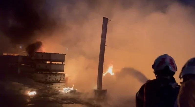 嘉義市消防局調派 5 個分隊及大批義消馳援，所幸無人傷亡。（圖／翻攝畫面）