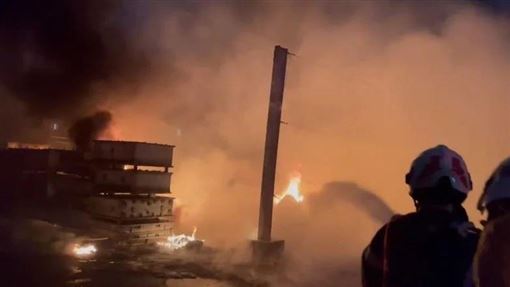 嘉義保麗龍廠廢料起火　黑煙狂竄數公里