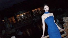 向涵之被拍到室內抽菸挨轟。（圖／翻攝自微博）