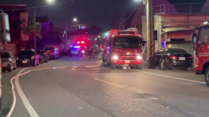 火警現場聚集大批警消，火勢於18時10分撲滅後解除警戒。（圖／翻攝畫面）