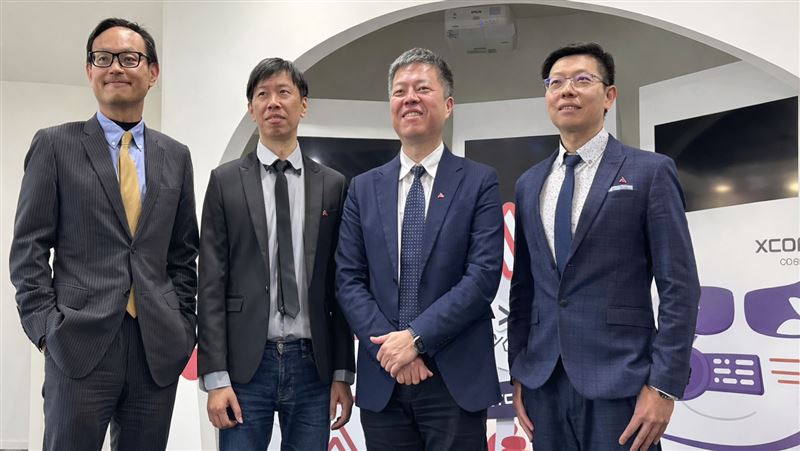 左起奧義賽博財務長黃文傑、技術長暨共同創辦人邱銘彰、董事長吳明蔚、資安長暨共同創辦人叢培侃。（圖／記者余國棟攝影）