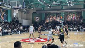 台啤永豐雲豹在中壢國民運動中心主場首戰2000張票全部完售。（圖／記者戴以柔攝影）