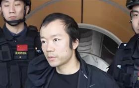 央視公布了陳志遭押下機的畫面。（圖／翻攝自央視）