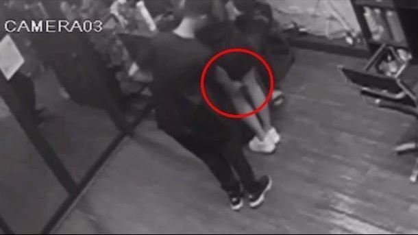 鄧佳華2023年在美髮店任職期間，竟持手機偷拍女設計師裙底，老闆將監視器畫面提供給被害人報案。（圖／翻攝畫面）