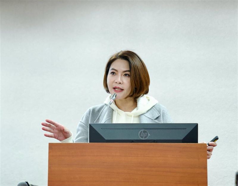 陳菁徽遭質疑1人分飾多角，無視利益迴避，形同「壯世代」案翻版。（翻攝陳菁徽臉書）