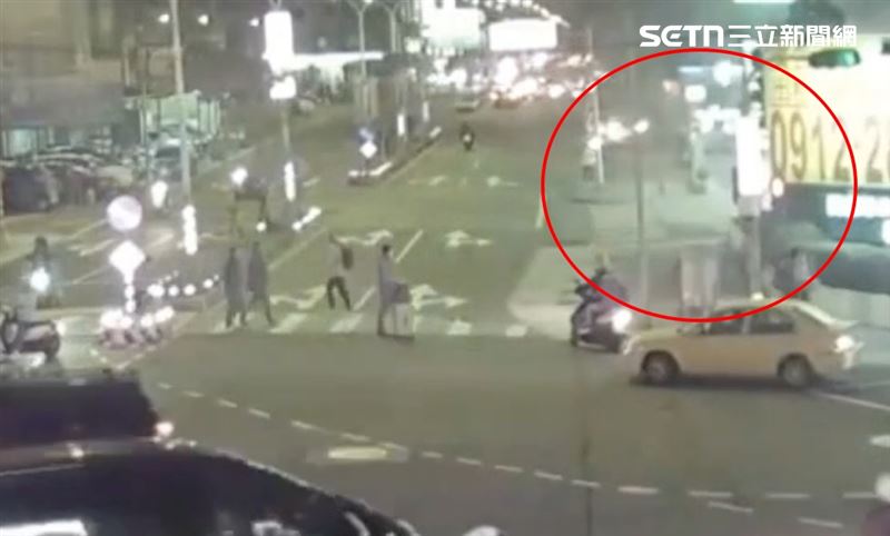 監視器拍下，濃煙不斷從加油站竄出，林男用油淋自己自焚。（圖／翻攝畫面）