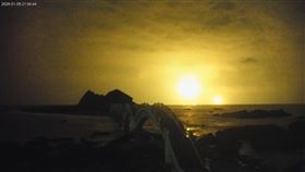 三仙台即時鏡頭直擊海面照明彈。（圖／翻攝自東部海岸國家風景區管理處YouTube頻道）