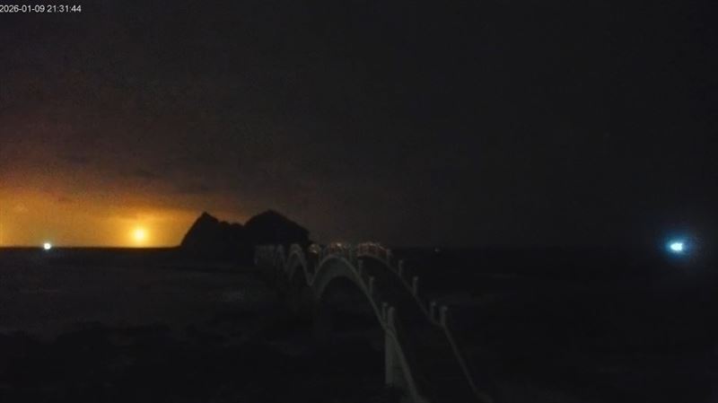 三仙台即時鏡頭直擊海面照明彈。（圖／翻攝自東部海岸國家風景區管理處YouTube頻道）