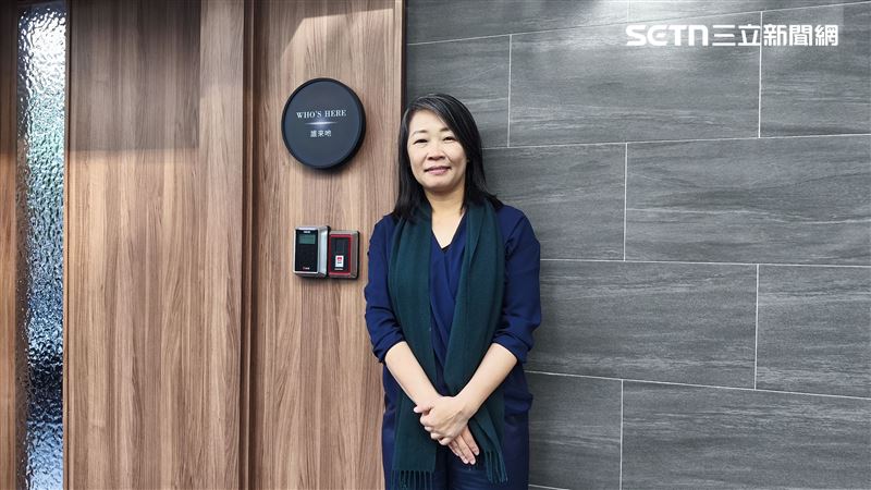 翁毓羚表示,富域里山擁有得天獨厚的溫泉,每戶皆可牽線到府,而大肚山海拔可眺望整個大台中及彰化風景,可謂是台中最強美景之一,吸引了退休、高科技等族群購屋。(圖/記者陳韋帆攝影)