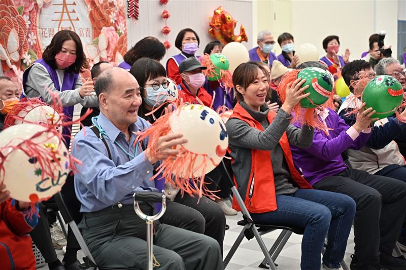 永齡基金會宣布，捐1億給50家社福機構，讓弱勢長輩們過好年。（圖／翻攝永齡基金會臉書）