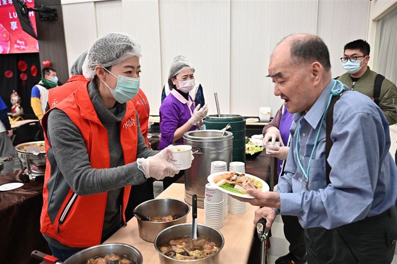 郭台銘長女郭曉玲親端「佛跳牆」當營養午餐，送暖弱勢老人。（圖／翻攝永齡基金會臉書）