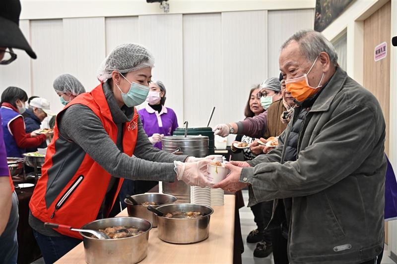 郭曉玲在活動中不斷鼓勵長輩積極參與社會活動，藉由人際關係改善生活品質。（圖／翻攝永齡基金會臉書）