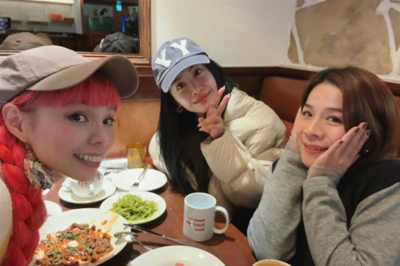 蔡依林（中）合體好友許哲珮（左）、江美琪（右）。（圖／翻攝自IG）