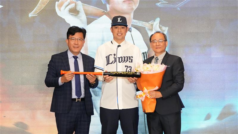 林安可加盟西武獅記者會，統一獅送禮祝福。（圖／統一獅提供）