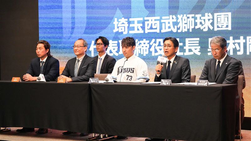 西武獅社長奧村剛、資深顧問潮崎哲也，出席林安可加盟記者會。（圖／統一獅提供）