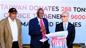 台灣對索馬利蘭進行人道救援，捐贈288公噸白米。（圖／翻攝自台灣駐索馬利蘭代表處臉書）