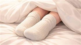 老一輩的人認為睡覺穿襪子不吉利。（圖／AI示意圖）